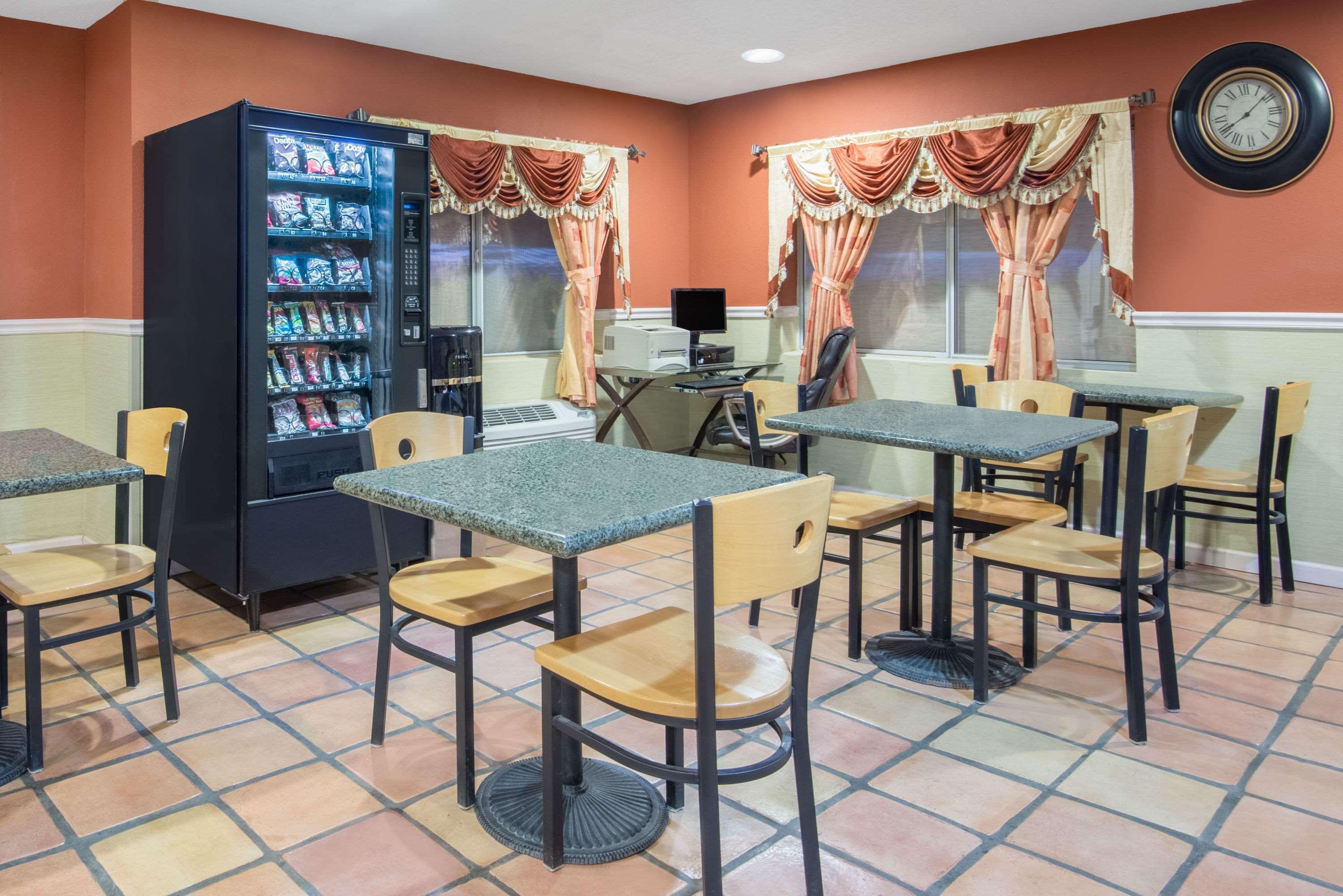 Super 8 By Wyndham Portales Μοτέλ Εξωτερικό φωτογραφία